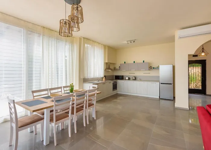 וילה Coral Luxury